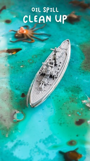 OIL-SPILL CLEAN-UP What a wonderfully hands on way to explore the issue of oil spills with little ones! For our Sunday PlayTRAY showcase this week we’re sharing this great idea from @spire.kids. What you need: Water coloured with food colouring Oil (Sesame oil works well as it shows up) Dish soap Spoon Cotton swab Miniature ocean animals tray The the three methods explored here were absorption (using cotton swabs), skimming (using a spoon) and dispersion (using dish soap). You can also use dish