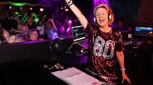 DJ Gloria, la abuela que revolucionó la noche de Estocolmo a los 81 años