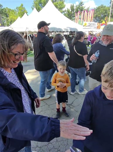 Does this hurt? SPOONED @sandwichfair-sandwichillin5422 #spooned #getspooned #spoonman #streetmusic