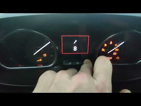 Cosa indica la spia con una chiave inglese arancione nella Peugeot 2008 e come rimuoverla?