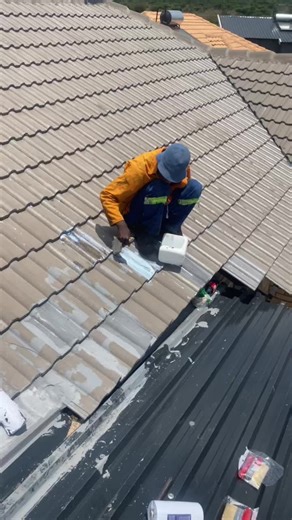 Applying bonding liquid on roof tiles before applying liquid rubber coating roof paint to improve strong adhesion which will last longer 👌🏼
