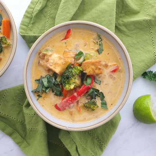 VEGAN THAI RED CURRY with TOFU: https://jessicainthekitchen.com/vegan-thai-red-curry-with-tofu/ This Vegan Thai Red Curry with Tofu tastes absolutely phenomenal! It has a short prep time, is loaded with rich & bold flavours, and is bound to be a crowd-pleaser! I also show you how to make deliciously seasoned and flavourful crispy tofu for this recipe! It’s incredible for meal prep too! | Jessica in the Kitchen