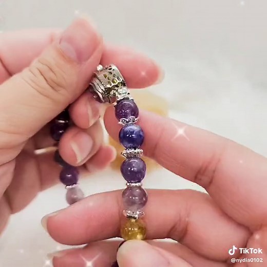 ✨️閃爍星河✨️(小精品) 高品彩祖母晶/天鐵隕石 #舒緩放鬆 #增加創造力 #提升健康運勢 #平衡脈輪 七彩兼具閃耀的彩祖母晶，在視覺上可使人情緒變得愉悅與放鬆，搭配石來運轉的天鐵設計，好運一切囊括~ ✧*。٩(ˊωˋ*)و✧*。✧*。٩(ˊωˋ*)و✧*✧٩(ˊωˋ*)و✧ 💲定價: 私訓 ⚜️ 留言或私訊皆可訂購 ✨️ 水晶尺寸 8 mm 💍 配件 14K金&合金 🎀 彈性線設計&鋼絲線 磁吸扣，、16手圍，手鍊皆可改手圍，若需加大須補差額 ✧*。٩(ˊωˋ*)و✧*。✧*。٩(ˊωˋ*)و✧*。✧٩(ˊωˋ*)و✧ 〔水晶介紹〕 🌟彩祖母晶 🌼功效:平靜心神、促進睡眠、提升創作力(增進觀察)、強化身體(增強免疫力)、提升人際及感情運(增強個人魅力) 🌟天鐵隕石 🌼功效:能量強大(能釋出高頻頻率)、擋煞避邪、護身鎮宅、增強七脈輪、活絡經脈穴位、促進循環、增強體力去病氣 ✧*。٩(ˊωˋ*)و✧*。✧*。٩(ˊωˋ*)و✧*。✧٩(ˊωˋ*)و✧ 💮有關手鍊任何問題皆可直接私訊小盒子 💮天然水晶礦石難免會有平頭、晶洞、礦缺與共生 💮因手機解析度不同，水晶呈色會有