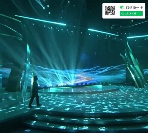 戴玉强、戴梓伊父女共同演唱经典名曲《父亲的草原母亲的河》，这意境辽阔、深情款款、饱满嘹亮的歌声弥漫耳畔，令人胸生层云，心游远方。。。