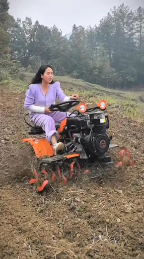 TRAKTOR RODA 4 MTM-412 RO HARGA RP 5.700.000 Spesifikasi MEREK : KENZA MODEL : KZ 186 4WD SISTEM PENYALAAN : ELEKTRIK STARTER TYPE ENGINE : 186 FAE POWER ENGINE : 9HP BAHAN BAKAR : SOLAR KAPASITAS TENGKI : 3 LITER SISTEAM PENGGERAK : GEAR PERPINDAHAN GIGI : 1, 2, 3, 0 MUNDUR UKURAN RODA : DEPAN (4.00/8) BELAKANG (5.00/12) LEBAR BAJAK : 1000mm - 1100mm KEDALAMAN BAJAK : 100mm MAX SPEED MESIN : 11.05KM/H UKURAN PETI : 1680x770x880 NOTE. AKSESORIS YANG TERDAPAT DI UNIT. 1.PADDY WHEEL(RODA BESI) 2.A