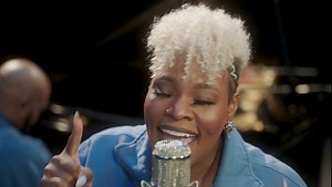 Tasha Cobbs Leonard - The Hand That Keeps Holding Me