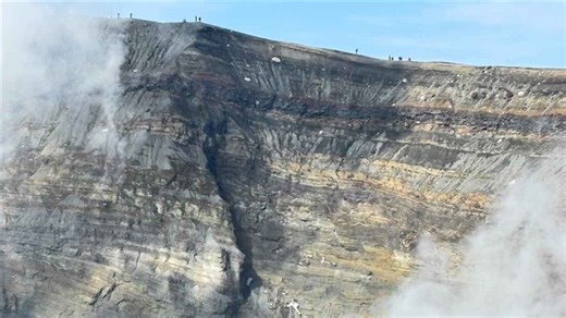 【動画あり】熊本・阿蘇ヘリ事故　搭乗者3人か、現場映像で確認　大破機体そば｜熊本日日新聞社