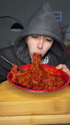 SPICY NOODLES FINISHED IN A GO MUKBANG ASMR EATING #mukbang #shorts #food #eating #asmr 1440p