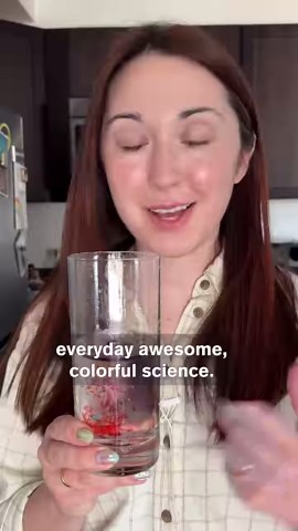 Did you know you can create food coloring fireworks with common kitchen ingredients? Alex Dainis demonstrates how both oil and water and milk and dish soap can combine with food coloring to create colorful spectacles in your own kitchen. #DIY #4thOfJuly #ScienceExperiment #Chemistry #fireworks | Museum of Science, Boston