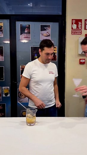 Eclipse Martini 🌘 When science meets art: a color-changing glass from Paradiso Lab & Food Idea Lab | Giacomo Giannotti