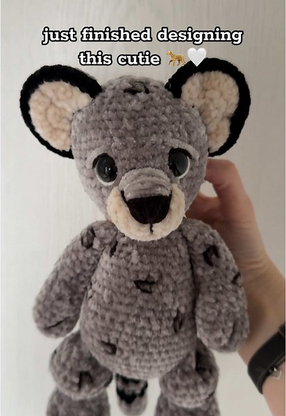 Suki the Snow Leopard: Free Crochet Pattern!