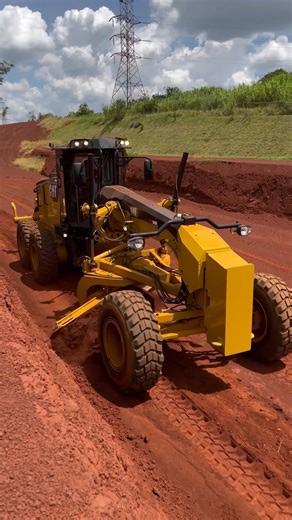 Legado Amarelo on Instagram: "Mais um dia na área de demonstrações da CAT... Colocando uma 140 nova em folha para trabalhar. #LegadoAmarelo #YellowLegacy #Caterpillar #CatProducts #Caterpillarinc #CaterpillarBrasil #CatConstruction #IamCaterpillar #WeAreCaterpillar #SangueAmarelo #CatEquipment #CaterpillarHistory #HeavyEquipment #MaquinasPesadas #MaquinariaPesada #Terraplenagem #MovimientodeTierras #ConstruidaParaFazer #LetsDoTheWork #CatGrader #MotorGrader #Motoniveladora #Motoconformadora #Cat