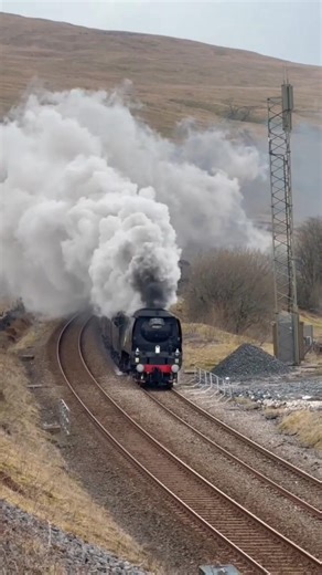 34067 Tangmere approaches Ais Gill Summit with the Cumbrian Mountain Express. #railway #trains #stea