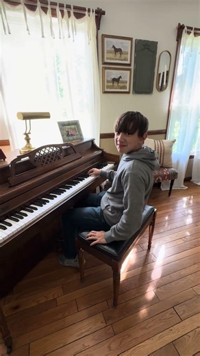Asian kid plays piano
