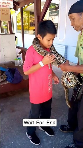 Little Boy With a Snake Around His Neck – You Won’t Believe This! 😱🐍