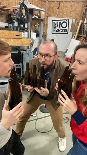 Il suffisait de 4 types d'instrucs pour reprendre Billie Jean : 1️⃣ des bouteilles en verre de différentes tailles 2️⃣ des poubelles en plastique et en fer 3️⃣ une boite aux lettres 4️⃣ des tubes en pvc et c'est tout ! Ah si ! il faut aussi un peu de génie et une belle voix 😉 T'as envie de découvrir d'autre covers complètement loufoques ? Abonne-toi ! | Les Fo' Plafonds