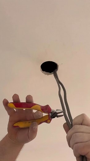Super Sparks! Effortless! #electrician #sparky #onthetools #electriciantools #electricianporn #electricianlife #electricians #asmr | Live Sparks