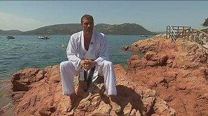 Bonjour les amis, Après Corse-Matin, c'est France 3 Corse ViaStella qui a suivi l'intense préparation de Christophe avec le Karaté Biguglia. Un réel plaisir de maintenir sa forme au niveau optimal, tout en prodiguant de précieux conseils à la nouvelle génération de combattants. Ce séjour est aussi symbolique. Christophe ayant fait flotter le drapeau corse sur le podium de sa dernière grande victoire, l'île de Beauté demeure être un repère très important dans son évolution personnelle et sportive