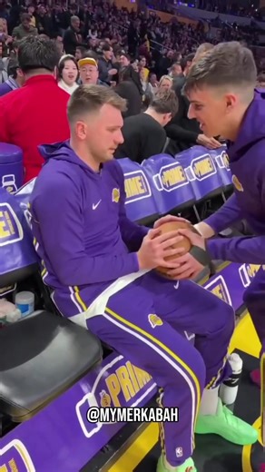 How many in a row can Luka Dončić make from the bench?! 👀 Absolutely amazing 😮🔥 We NEED a Stephen Curry vs Luka game of HORSE ASAP 🐎🏀 #LukaDoncic #StephenCurry #NBA #NBABasketball #BasketballReels #Hoops #BasketballHighlights