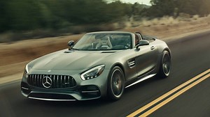 Erleben Sie den Mercedes-AMG GT Roadster im neuen Mercedes-Benz Spot „Easy Driver“ zum US-amerikanischen Football-Finale. [Mercedes-AMG GT Roadster | Kraftstoffverbrauch kombiniert: 11,4 - 9,4 l/100 km | CO2-Emissionen kombiniert: 259 - 219 g/km | http://mb4.me/Rechtlicher_Hinweis/] | Mercedes-Benz Deutschland