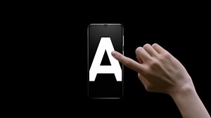 Le Galaxy J que vous connaissez et que vous adorez est devenu le Galaxy A, conçu pour une nouvelle ère - un meilleur écran, plus de batterie, des caméra triple objectif et beaucoup plus de mémoire ! Découvrez la nouvelle gamme A dans cette vidéo. | Samsung