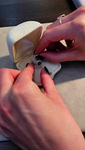 Chez @heritageavani et @avaniparis , voir nos clients comblés est notre plus belle récompense 💚⁠ ⁠ Notre cliente découvre enfin sa bague Kandy et son alliance sur-mesure, pensée chez Héritage pour s’accorder parfaitement ! ⁠ ⁠ Un moment magique dont on ne se lasse jamais ✨⁠ ⁠ .⁠ .⁠ .⁠ .⁠ #BagueSurMesure #AlliancePersonnalisée #AvaniParis #MomentsPrécieux #JoaillerieFrançaise #BagueDeMariage #CréationUnique #BijouxDeFamille #FabriquéÀParis #HauteJoaillerie #éléganceintemporelle #alliancediamant#