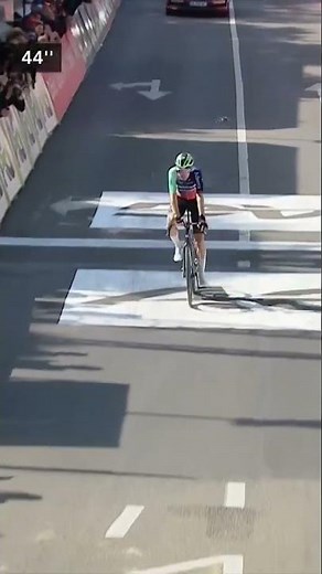 Paul Seixas with a huge ride to place second at LBL, with Pogacar the first to congratulate him 👏