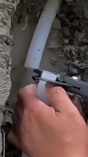 How to Cut Water Pipes Neatly and Precisely Using a Professional Pipe Cutter