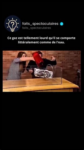 faits_spectaculaires on Instagram: "Imaginez placer un bateau en papier… dans ce qui ressemble à de l’« eau invisible » ! Cela semble magique, mais c’est de la pure physique. Dans la vidéo, l’aquarium est rempli d’hexafluorure de soufre (SF6), un gaz plus de 5 fois plus dense que l’air. Il est si lourd qu’il s’accumule au fond du récipient au lieu de remonter et de se mélanger à l’air. Lorsqu’on place le bateau en aluminium à l’intérieur, il ne coule pas immédiatement : le gaz dense exerce une p