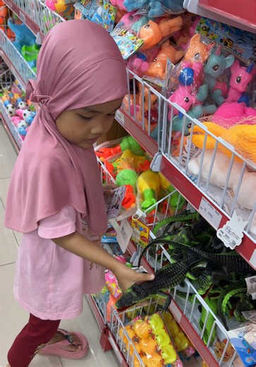 Rania dan Mainan Buaya Cit Cit yang Lucu
