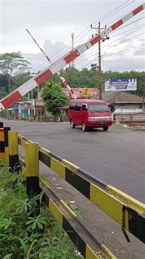 Drivers Still Break Through Barriers | Pengendara Tetap Menerobos Palang