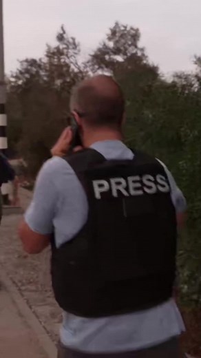 CNN’s Chief International Correspondent Clarissa Ward and team had to take cover after a barrage of rockets was fired overhead along the Israel-Gaza border. They had been surveying the aftermath of attacks carried out along the border when they heard heavy rocket fire overhead. The team then proceeded to run and drop to the ground in a nearby ditch. #israel #gaza #cnn #news