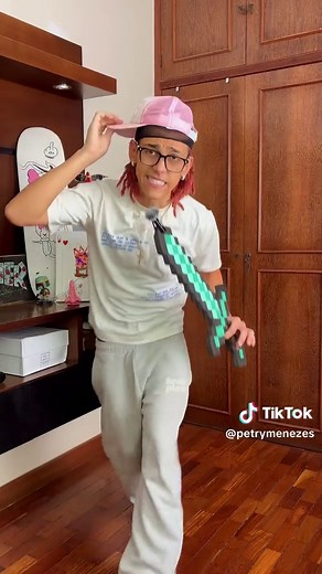 Outfit com Calça de Moletom Cinza para Streetwear