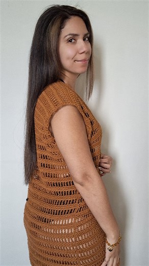 Tejidos Joss Ropa on Instagram: "✨ kimono calado / chaleco largo a crochet ✨ perfecto para usar con un top, polo, polera, camiseta o como look playero encima del traje de baño 🌊☀ ligero, moderno y súper combinable para cualquier outfit 💛🧶 🎥 tutorial disponible en nuestro canal de youtube, búscalo como: Tejidos Joss Ropa kimono Ale #kimonotejido #chalecolargocrochet #crochetcalado #kimonoplayaacrochet #kimonocrochet"