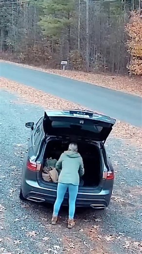 Gorilla on Instagram: "日本利用压电瓷砖将脚步转化为电能。这些瓷砖捕捉来自你脚步的动能。当你行走时,你的重量和动作会对瓷砖产生压力。瓷砖会轻微弯曲,从而产生机械应力。瓷砖内部的压电材料将这种应力转化为电能。每一步都会产生少量电荷,而数百万步结合在一起就能产生足够的电力来驱动LED灯、数字显示屏和传感器。在像涩谷车站这样繁忙的地方,每天大约有240万个脚步为这一系统作出贡献。这些电能可以被储存或立即使用,从而减少对传统电力来源的依赖,并支持可持续的城市基础设施。这种方法将日常运动转化为实用的可再生能源"