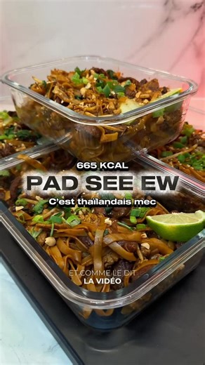 QUENTIN BOURREAU 🇫🇷 FITNESS on Instagram: "🥜 PAD SEE EW 🇹🇭 Je vais te montrer qu’avec un petit budget tu peux te faire 5 repas équilibrés et hyperprotéinés. INGRÉDIENTS: - 1kg de poulet 🐔 - 500g de nouilles chinoises 🇨🇳 - 10 oeufs 🥚 - 300g d’épinards 🥬 - Ail 🧄 - 125g de pousses de soja - Sauce huitre - Sauce Soja - Un peu de miel ou sirop d’érable 🍯 (optionnel, si tu veux caraméliser un peu plus) - 100g de cacahuètes 🥜 📊 Macros (Macros entières en fin de vidéo 🎥): →665kcal / 68g d