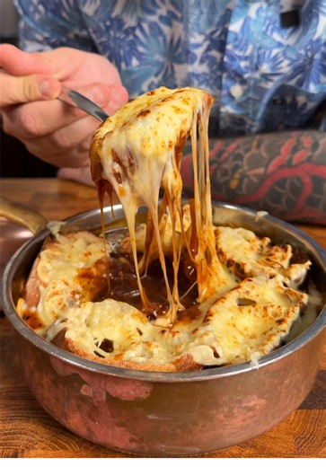 SETTIMANA FRANCESE! 🇫🇷🥖 Giorno 3: ZUPPA DI CIPOLLE! 🧅 Uno dei piatti più golosi che mi possano venire in mente. Comfort food allo stato puro. Zuppa bollente, pane croccante, formaggio filante. Perfetta. ❤️ INGREDIENTI: 1kg cipolla 1 litro brodo di manzo 70g burro 200ml vino bianco Sale qb 30g timo Un cucchiaio salsa Worcestershire Per il topping: 1 baguette 250g gruyere PROCEDIMENTO: Affettiamo le cipolle belle fini. Burro in pentola, cipolle, sale e facciamo caramellare a fiamma media per 1