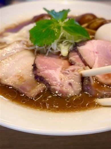 ランラン麺 - 𝙽𝚘𝚘𝚍𝚕𝚎 𝙰𝚛𝚝𝚠𝚘𝚛𝚔𝚜 - on Instagram: "宍道湖しじみ中華蕎麦 琥珀 東京本店 東京 雑色 【冬の限定麺】 - 赤だし中華蕎麦 - 1300円 特製変更 500円 麺 大盛 200円 2026.2.2 #赤だし中華蕎麦 #宍道湖しじみ中華蕎麦琥珀東京本店 #雑色 #大田区 #tokyo ＿＿＿＿＿＿＿＿＿＿＿＿＿＿＿＿＿＿＿＿＿＿＿＿＿＿＿＿＿＿＿ SINJI-KO SHIJIMI CHUKA SOBA KOHAKU TOKYO Zoshiki open : 月-金 11:00-15:30 土 11:00-16:00 place : 雑色駅 5分 Note : 完全予約制（日AM12:00 TableCheckにて翌週分受付） @ramenkohaku ＿＿＿＿＿＿＿＿＿＿＿＿＿＿＿＿＿＿＿＿＿＿＿＿＿＿＿＿＿＿＿ Noodl