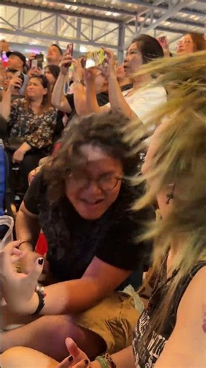 Nene Royal head-banging fans go crazy and sing Zombie. Passionate Metalhead's with Mouth Studs 🎸