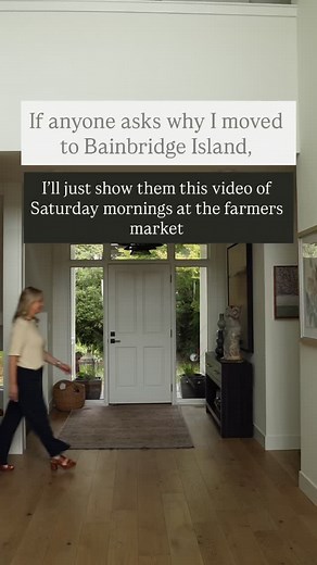 If anyone asks why I moved to Bainbridge Island, I’ll just show them this video. From morning walks along the waterfront 🌊 to grabbing coffee downtown ☕ and catching the sunset over the Olympic Mountains🌅, this island has a way of making every day feel special. Weekends look like browsing the Bainbridge Island Farmers Market @bifarmersmarket 🥕. Every Saturday (April though October), the heart of downtown Winslow fills with the smell of fresh flowers, local produce, and warm pastries from isla
