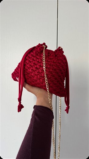 CromaticoCrochet by Eva on Instagram: "Tutorial pouch bag: ecco con voi il tutorial della borsa più virale del momento😍 Potete realizzarla con la fettuccia super soft per un risultato più classico e versatile, oppure con la fettuccia eco bag per realizzare la versione in simil pelle🥰 Fatemi sapere se volete la parte 2! #tutorial #pouchbag #crochetbag"