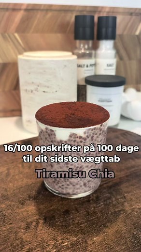 Tiramisu Chia m. 190 kcal! 😍 Opskrift 16/100 opskrifter på 100 dage til dit sidste vægttab! 💪🏼 Indeholder 190 kalorier pr portion 😄 Ingredienser: (1 portion) Chia grød 1 spsk chiafrø 1 1/2 dl mælk 2 tsk kakaopulver 1 tsk sødemiddel Nips salt 4 spsk kaffe skyr (skyr købt i super brugsen, du kan godt bruge normal) 2 spsk vaniljeskyr 2 tsk kakaopulver Fremgangsmetode:👇🏼 Pisk chiafrø, mælk, sødemiddel, kakaopulver og salt sammen i en skål. Stil det på køl og pisk igen efter en times tid. Lad g