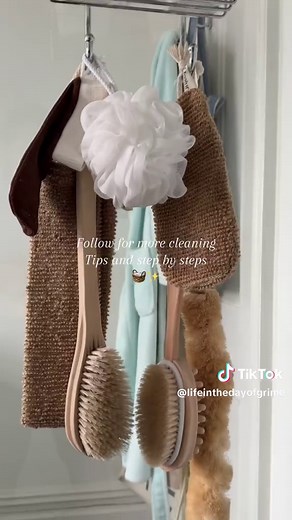 First clean on my client’s shower 🧺✨ Easy step-by-step methods you can follow at home to get that professional finish. If you want a more in-depth clean, comment below and I’ll do a video on whatever you need — shower floors, glass, shower heads, etc 🧺✨ #cleaningtiktok #cleaninghacks #cleaningtok