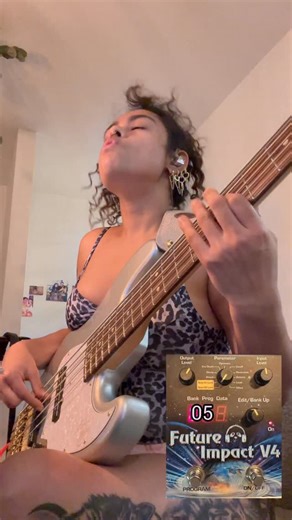 😮‍💨😮‍💨😮‍💨 @future_impact_v4 🔥🔥🔥 You need to get yourself this pedal! ➡️ Absolute Game Changer! 🫠 You are going to be thanking me later🤷🏻‍♀️ Be ready to hear more tones from this pedal because I am currently learning @jillyangroup ‘s songs for the upcoming Europe tour with @jeremy.colson.315 on drums and I am finding myself using a lot of the sounds from its library for these songs! 🥰 Also, this @mikelullcustomguitars bass is just STUNNING! The pedal tracks so well with this combinat