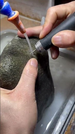 矿区挑战切帝王绿玻璃种的第252天，今天这个差点就起飞了！#翡翠原石 #翡翠直播 #翡翠 #翡翠手鐲 #熱門 #古玉收藏