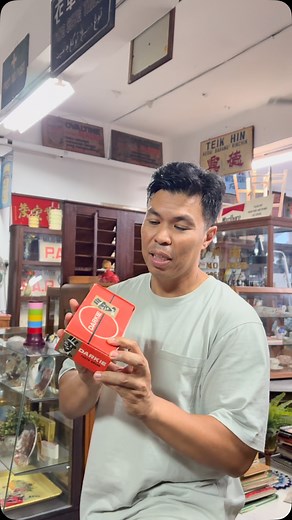 An artifact that stirred up controversy during the 1970/1980s! Darkie was originally a brand name for a toothpaste marketed in Taiwan by the Hawley & Hazel Chemical Company in the 1980s. The toothpaste’s packaging featured a caricature of a blackface minstrel character with exaggerated features and a top hat, which was seen as offensive and racist by many. Fully intact with 8 unopened toothbrushes and original box! WhatsApp Wak at 81230044 for enquiries. | Treasure At Home Vintage Store