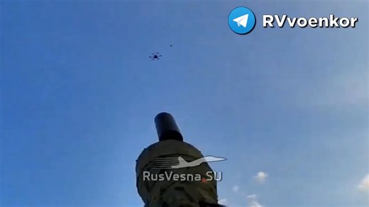 Russian soldiers, hunted by a Ukrainian “Vampire” heavy bomber drone, demonstrate the correct tactics for survival.They disperse, fire at the drone, and continuously change positions to prevent it from setting up a successful bomb drop.