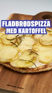 Smid et ❤️ i kommentarfeltet, hvis du kunne tænke dig opskriften på min lækre fladbrødspizza med kartoffel👇 Vores kvindelige Beasties elsker kartoffelpizza, og med de her små fladbrødspizzaer har det aldrig været nemmere! De fungerer perfekt som aftensmad, i madpakken eller til frokost dagen efter. Og det bedste? De tager ingen tid at lave. Så hvis du ikke orker at stå i køkkenet i aften, skal du altså prøve dem her.🥔😍 Følg @jensthebeast1 for flere lækre opskrifter❤️ #pizza #kartoffel #kartof