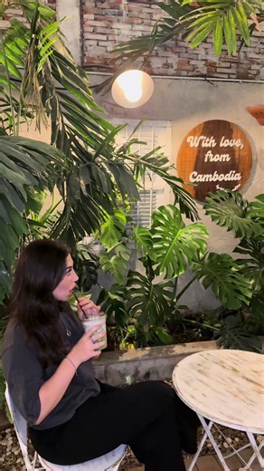 If you know me, you know I LOVE supporting local businesses 🥹🤎 So it makes me so happy to see this café open a second location! The coffees & drinks are absolutely stunning, and they serve delicious local food at really reasonable prices. ☕️✨ The sesame matcha was a little too nutty for me personally — I’m definitely more of a sweet-drink girl 😂 — but there are SO many other options for me to try next time! Always happy to see local businesses growing and thriving 🫶🏼 #coffeetiktok #local #c
