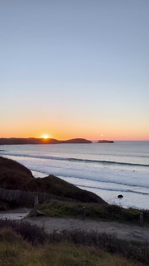 Pour une session de surf et voir l’un des plus beaux sunsets du Finistère : Plage des Blance Sablons 🌊☀️ #sunset #bretagne #finistere #tiktoksunset